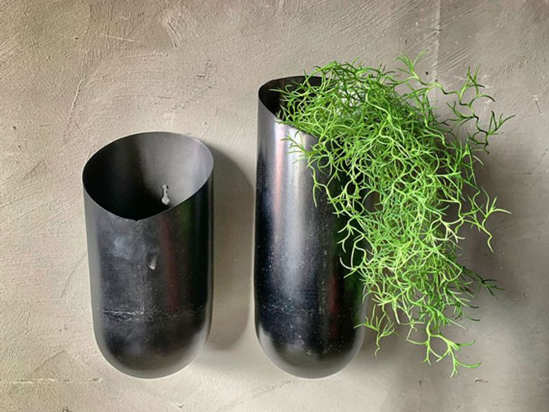 Vase for vegg. Metall sort